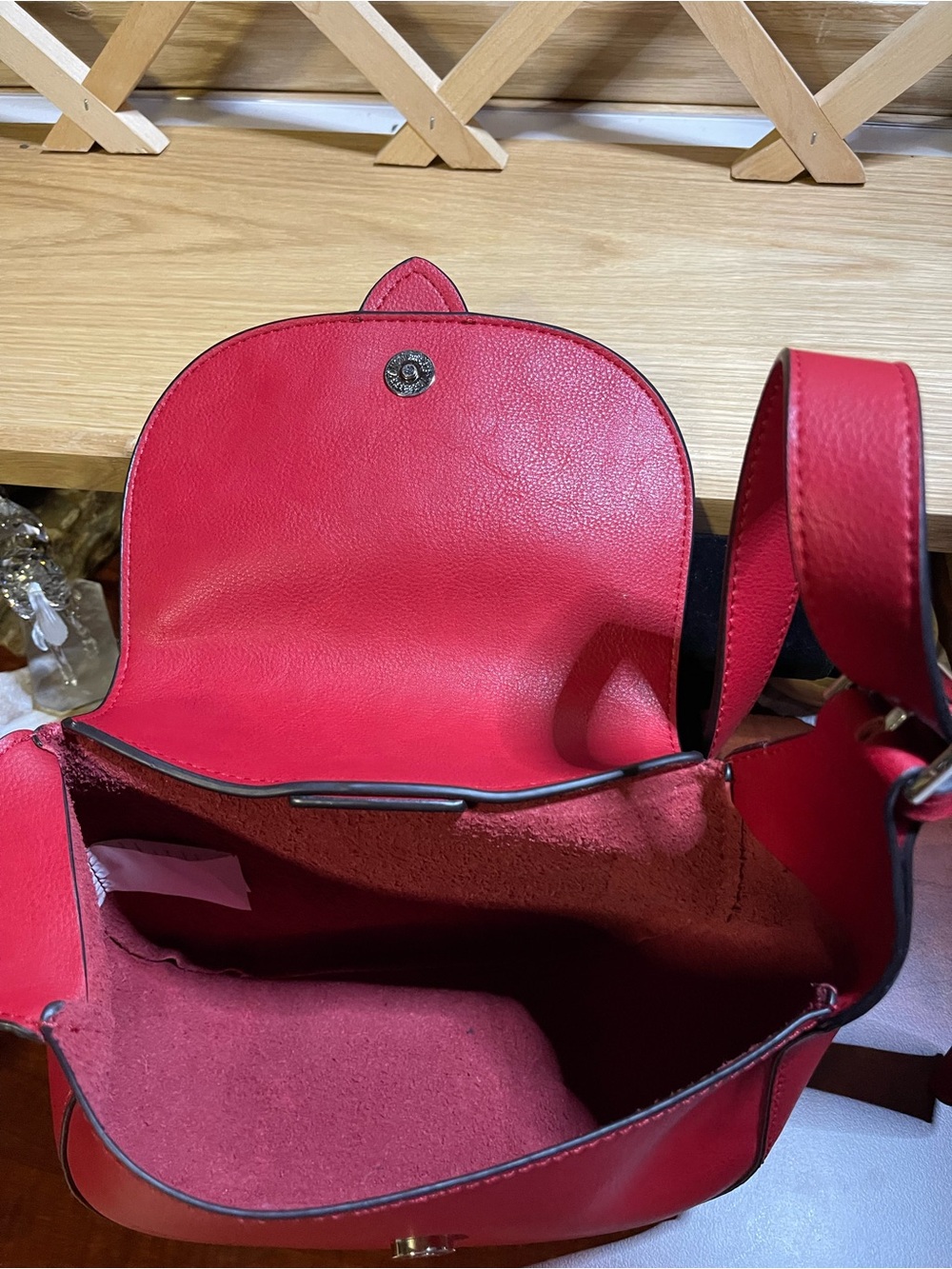 “Guess 1981” Cherry Red Saddle Flap Crossbody Bag / Pebbled Vegan Leather - Picture 13 of 13